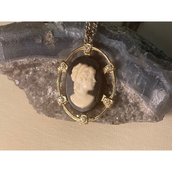Vintage Cameo Pendant Necklace Rhinestone Costume Jewelry ~ Ladylike & Refined - Picture 3 of 7